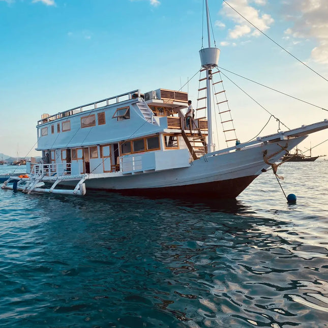 SAILING PHINISI JESSIE LABUAN BAJO  3 HARI 2 MALAM